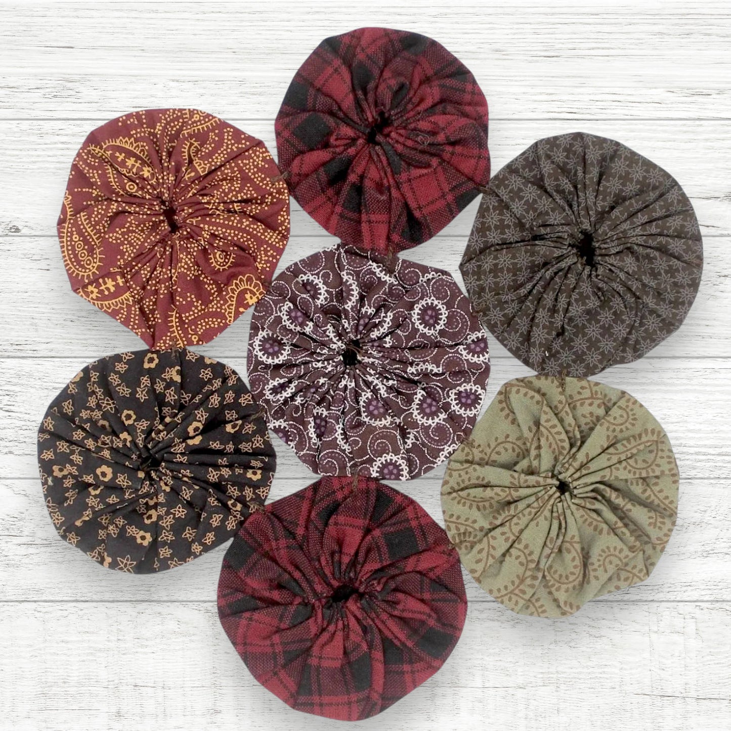 Yo-yo candle or table mat with civil war print fabrics and homespuns